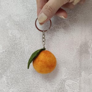 Ciondolo per borsa arancione in feltro, accessorio portachiavi in feltro di lana, portachiavi a forma di agrumi fatto a mano, grazioso portachiavi a forma di frutta, regalo unico per lei, mamma, sorella