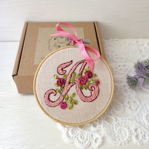 Monograma personalizado, bordado floral en bastidor, bordado de alfabetos de flores, arte para colgar en la pared, regalo de monograma para hermana, hija