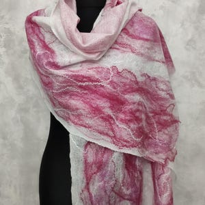 Chal de fieltro Nuno para mujer, blanco y carmesí, de lana merino y seda, accesorio bohemio de fieltro, regalo para mamá.