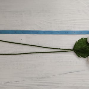 Pu&ograve; includere: Un gambo di fiore in feltro bianco con foglie verdi e quattro fiori in feltro bianco. Il gambo &egrave; lungo circa 43 cm.