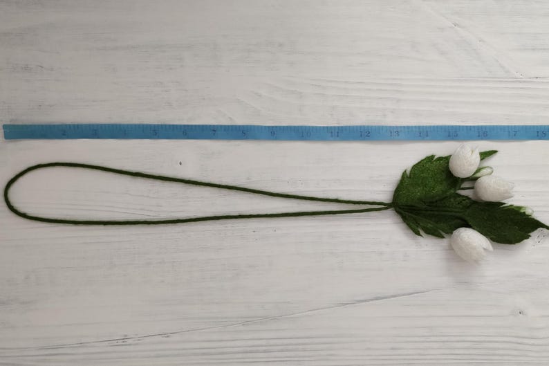 Pu&ograve; includere: Un gambo di fiore in feltro bianco con foglie verdi e quattro fiori in feltro bianco. Il gambo &egrave; lungo circa 43 cm.