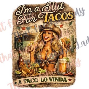 Puede incluir: Ilustración de estilo vintage con una mujer con sombrero de vaquero sosteniendo tacos, con el texto "I'm a Slut For TACOS" y "A TACO LO VINDA". La imagen incluye un puesto de tacos, cerveza y chiles, con una estética rústica.