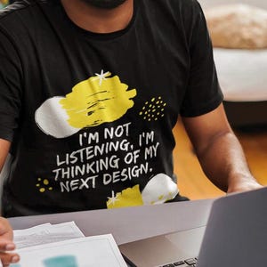 Kreativ Designer Unisex Softstyle T-Shirt, Grafik Künstler Shirt, Künstler Geschenk, Kunst Liebhaber T-Shirt, Design Denker Top, Achtsame Schöpfer Kleidung