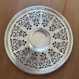 Sheffield Pierced Silver Plate Platter: Filigree EPNS Center Well