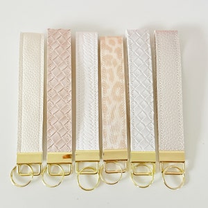 Porte-clés beige crème neutre | Porte-clés | Porte-clés au poignet | Porte-clés en similicuir végétalien | BlushStitchStudio