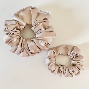Chouchou en satin beige | Chouchou en satin marron clair | Chouchou Satin Canada | Chouchou | BlushStitchStudio