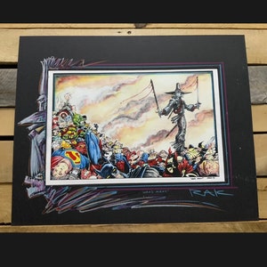 Puede incluir: Una ilustración en blanco y negro de un espantapájaros sosteniendo dos espadas, de pie sobre un grupo de superhéroes. El espantapájaros lleva una capa negra y un sombrero. Los superhéroes están tirados en el suelo, incluyendo Superman, Batman y Wonder Woman. El texto "Who's Next?" está escrito debajo de la imagen, junto con la firma del artista "RAK".