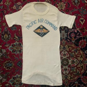 Camiseta militar de la Segunda Guerra Mundial de la década de 1940 con estampado del Comando Aéreo del Pacífico de la USAF, talla M.