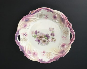 Joli plateau bavarois vintage avec poignées en porcelaine, contour violet et fleurs au centre
