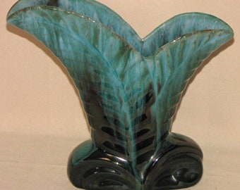 vintage Blue Mountain Pottery Vase à feuilles vitrées vertes et noires 7,5" t x 8,5" l
