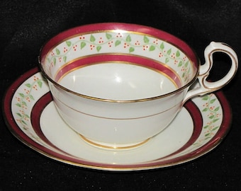 Tasse à thé et soucoupe en porcelaine d'Aynsley England vintage avec vignes et fruits rouges