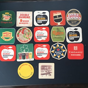 17 geassorteerde vintage kartonnen bieradvertenties