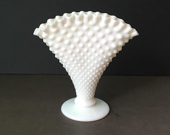 Fenton Milk Glass Fan Vase mit Hobnail Crimped Ruffled & Flared