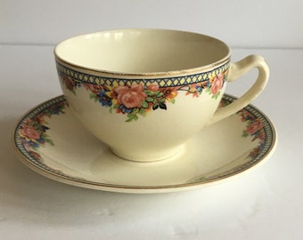 Bel ensemble vintage de (2) tasses à thé et soucoupes J & G Meakin Sol avec anneau en forme de losange jaune bleu et motif de fleurs colorées, par Marion