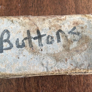 Boîte en carton vintage remplie de plus de 100 ++ petits boutons blancs à deux et quatre trous