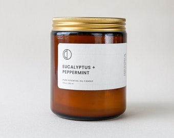 Eucalyptus + menthe poivrée - Bougie en cire de soja à l'huile essentielle dans un pot ambré avec couvercle.