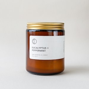 Eukalyptus + Pepparmynta - Eterisk olja, sojavaxljus i bärnstensfärgad burk med lock.