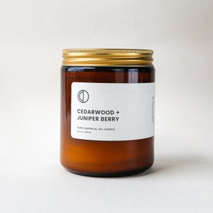 Cedarwood & Juniper Berry - Luxury Scented  Natural Soy Wax Candle In Amber Glass Jar with Lid ( Bougie en bois de cèdre )