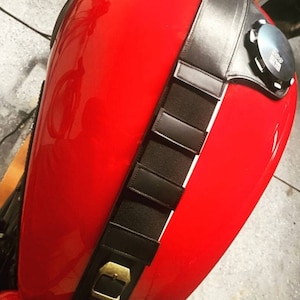 Sangle en cuir de vachette véritable style "Cafe Racer" pour réservoir de carburant (16 litres) Triumph Bonneville - Thruxton - Scrambler 900 '.../'16