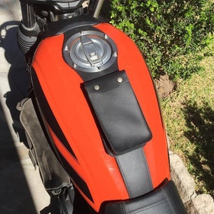 Ducati Scrambler 400 / 800 Correa de cuero de vaca genuina &quot;Negro&quot; for tank de combustible - ENVÍO FREE