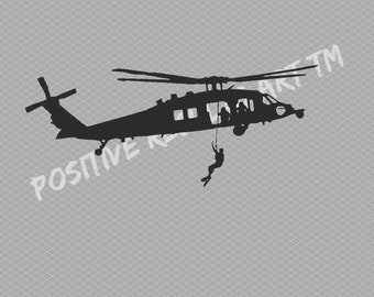 Może przedstawiać: Czarna sylwetka helikoptera z osobą opuszczającą się na linie. Helikopter ma duży wirnik ogonowy i małe drzwi otwarte z boku.