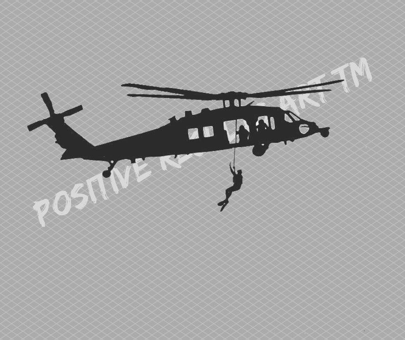 Pode incluir: Uma silhueta preta de um helic&oacute;ptero com uma pessoa descendo de rappel. O helic&oacute;ptero tem um grande rotor de cauda e uma pequena porta aberta no lado.