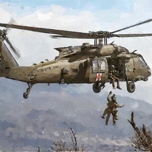 Pode incluir: Um helic&oacute;ptero militar com uma cruz vermelha pintada na lateral est&aacute; voando sobre uma paisagem montanhosa. Duas pessoas est&atilde;o sendo abaixadas do helic&oacute;ptero por uma corda.