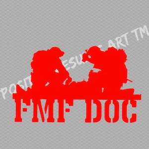 Op de afbeelding: Rode silhouet van twee knielende soldaten met de tekst "FMF DOC" eronder.