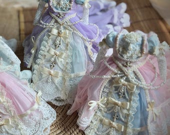 Ręcznie robiony strój dla lalki Blythe – sukienka z koronki w stylu rokoko z kapeluszem typu bonnet