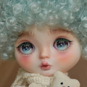OOAK Custom Blythe-pop – mintgroen krullend haar en wintersjaal – opnieuw geverfd door Kitasin Dolls House
