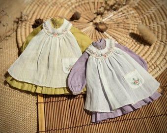 Zestaw ubranek dla lalki OOAK Blythe – lawendowa lniana sukienka, haftowany fartuch i peleryna | Ubranka dla lalek w stylu vintage