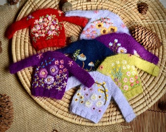 手編みの花柄刺繍セーター - ブライス、プーリップなどのための複数の色とデザイン