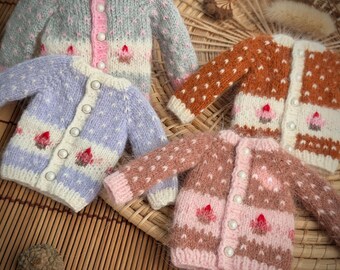 Ręcznie robiony na drutach kardigan dla lalki Blythe z motywem babeczki, miniaturowe ubranka dla lalki w skali 1/6