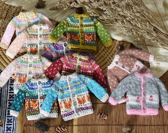 Miniaturowy, ręcznie robiony na drutach kardigan Fair Isle: ubranka dla lalek Blythe & Pullip