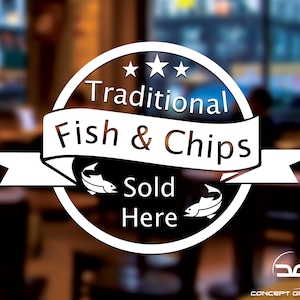 Könnte beinhalten: Ein weißes und schwarzes Schild mit einem Kreis und einem Banner. Der Kreis hat drei Sterne und den Text "Traditional Fish & Chips Sold Here". Das Banner hat zwei Fischsilhouetten.