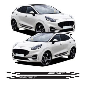 Op de afbeelding: Twee witte Ford Puma SUV's worden getoond, die een sportief ontwerp benadrukken. De voertuigen hebben zwarte accenten, zwarte velgen en een zwart dak. Hieronder is een zwart-witte afbeelding met het woord "SPORT" te zien.