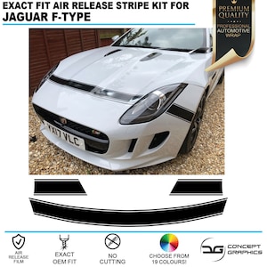 Puede incluir: Un Jaguar F-Type blanco con rayas negras de liberación de aire. Las rayas están precortadas y listas para aplicar. El kit incluye 19 opciones de color.  "EXACT FIT AIR RELEASE STRIPE KIT FOR JAGUAR F-TYPE" está escrito en la parte superior de la imagen.