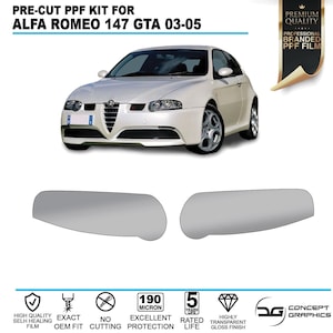 Könnte beinhalten: Vorgefertigter Lackschutzfoliensatz für einen weißen Alfa Romeo 147 GTA. Das Set enthält zwei Scheinwerferabdeckungen. Das Set besteht aus 190 Mikron Material und hat eine Lebensdauer von 5 Jahren. Die Folie ist hochtransparent und hat eine glänzende Oberfläche.
