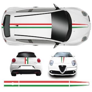 Puede incluir: Un coche blanco con una franja verde, blanca y roja que recorre el capó y el techo. La franja recuerda a la bandera italiana.