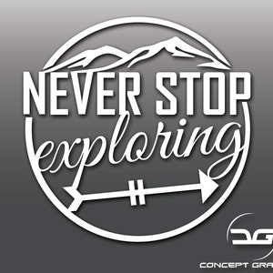 Può includere: Adesivo in vinile bianco con un design circolare. Il cerchio contiene una catena montuosa, una freccia che punta a destra e il testo "NEVER STOP exploring".