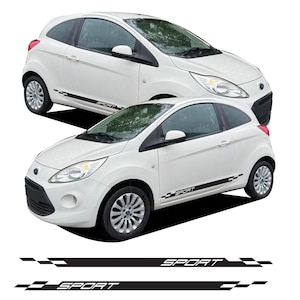Puede incluir: Dos coches Ford Ka blancos con calcomanías negras "SPORT". Los coches se muestran en un ligero ángulo, con las calcomanías a lo largo del lateral. Las ruedas son plateadas. La imagen también muestra dos calcomanías "SPORT" adicionales.