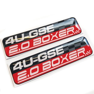 以下が含まれることがあります： 赤と白の文字で「4U-GSE 2.0 BOXER」と書かれた、黒と白の市松模様のステッカーが2枚。