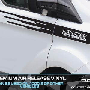 Könnte beinhalten: Ein weißer Van mit schwarzen und weißen Streifen und dem Text "LIMITED EDITION" an der Seite. Der Van ist ein Ford Transit Connect. Das Bild ist für einen Vinyl-Aufkleber für ein Fahrzeug.
