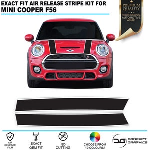 Könnte beinhalten: Ein schwarzes und weißes Streifen-Set für einen roten Mini Cooper F56. Das Set enthält zwei Streifen, die für die Motorhaube und die Seitenverkleidungen des Autos konzipiert sind. Die Streifen bestehen aus hochwertigem Vinyl und sind einfach anzubringen. Das Set enthält außerdem einen Rakel und eine Anleitung.