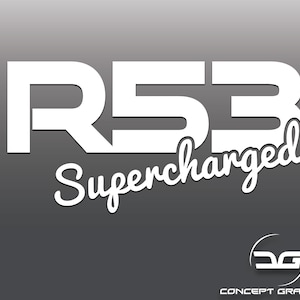Könnte beinhalten: Weißer Vinyl-Aufkleber mit dem Text "R53 Supercharged" in einer stilisierten Schriftart. Der Aufkleber ist für die Verwendung auf einem Auto oder einem anderen Fahrzeug konzipiert.