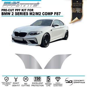 Könnte beinhalten: Ein weißes BMW 2er M2/M2 Comp F87 Auto mit schwarzen Rädern ist in diesem Bild zu sehen. Das Bild zeigt auch ein vorgeschnittenes PPF-Kit mit dem Text "PRE-CUT PPF KIT FOR BMW 2 SERIES M2/M2 COMP F87". Das Kit enthält zwei silberfarbene Teile.