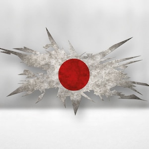 Puede incluir: Una obra de arte en metal envejecido que representa la bandera japonesa. El diseño incluye un círculo rojo sobre un fondo gris texturizado, con bordes dentados que se extienden hacia afuera. La obra de arte está situada sobre un fondo blanco.