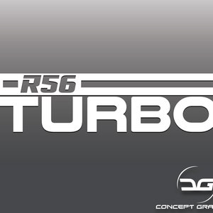 Può includere:  Adesivo in vinile bianco con il testo "R56 TURBO" in un carattere audace sans-serif. L'adesivo è progettato per l'uso su un'auto o un altro veicolo.