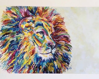 Op de afbeelding: Een kleurrijk abstract schilderij van een leeuwenkop met een levendige manen. Het gezicht van de leeuw is voornamelijk geel en wit, met blauwe, groene en rode accenten. De manen is een mix van kleuren, waaronder rood, oranje, geel, groen, blauw en paars. De achtergrond is lichtgeel.