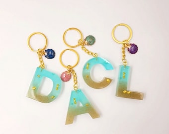 Aangepaste sleutelhanger van hars met bedel, gepersonaliseerd monogram